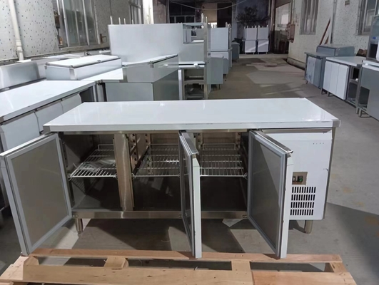 産業用冷蔵設備 3 ドア式冷却機 220-240V 電圧 2~8.C 温度範囲